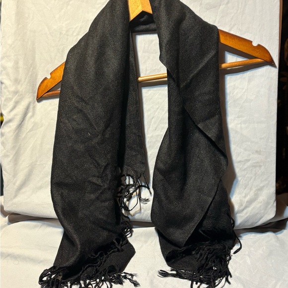 Pashmina Elegant Black Scarf with Fringe - Picture 3 of 3